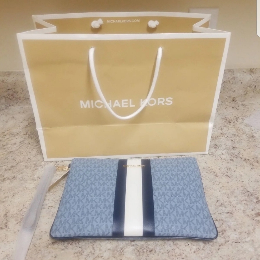 Michael kors wristlet